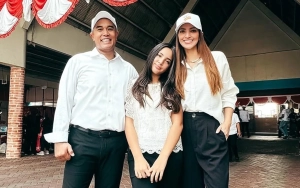 Putri Cantik Nia Ramadhani Tenangkan Ibu yang Nangis Kejer di Pemakaman Nenek Beda Agama