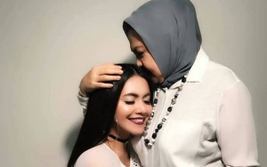 Obrolan Terakhir Emilia Contessa dan Denada hingga Kronologi Meninggal Mendadak Terkuak