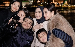 Nagita Slavina Pakai Jaket Bulu Rubah Puluhan Juta saat OOTD Pengasuh Lily Ikut Curi Fokus di Jepang