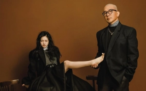 DJ Koo Jun Yup Terekam Bawa Guci Abu Barbie Hsu Sang Istri saat Tiba di Taiwan