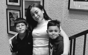 Laura Cantik Manglingi saat Perdana Peluk Nikita Mirzani dan Rangkul 2 Adik