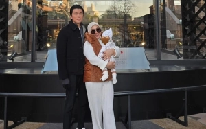 Reino Barack Cium Mesra Syahrini saat Ajak Princess R Rayakan Ultah Nikah ke-6