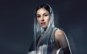 Nikita Mirzani Seksi Pakai Dress Terawang sambil Pose Tak Biasa Depan Rizky Nazar
