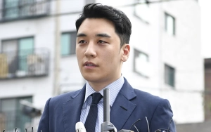 Seungri Kepergok Pakai Barang Couple saat Makan Bareng Cewek Cantik 