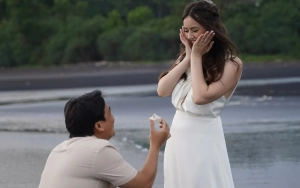 Billy Syahputra So Sweet Lamar Pacar Cantik Sambil Berlutut di Pantai