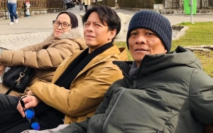 Wajah Ariel NOAH Sembab saat Angkat Keranda Jenazah hingga Turun ke Liang Lahat di Pemakaman Kakak