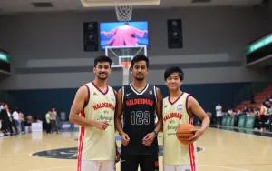 Caitlin Halderman Tampil Sporty dan Memesona Saat Bermain Basket