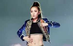 Sandara Park Tampil Menawan dengan Gaya Y2K di Acara Fashion