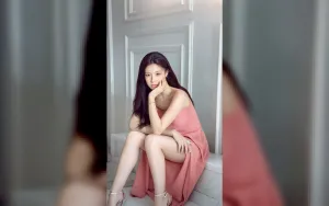Momen Viral Go Youn Jung dengan Selimut di Paris Fashion Week