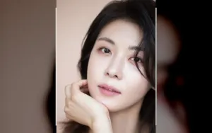 Pesona Abadi Ha Ji-won di Usia 48 dalam Balutan Busana Hitam Elegan
