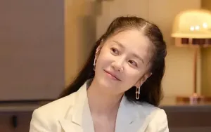 Go Hyun Jung Tunjukkan Visual Awet Muda dalam Selfie dari Roma
