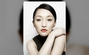 Zhou Xun Memukau dengan Gaya Retro-Chic di Usia Hampir 60 Tengah Isu Kencan