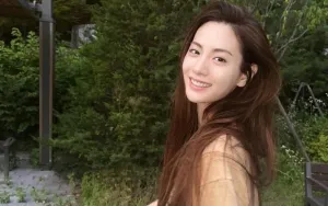 Nana Tampilkan Foto Dramatis dengan Tato di Buku Terbarunya