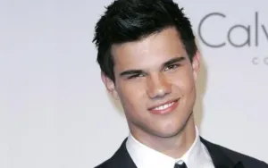 Kabar Bahagia: Taylor Lautner dan Istri Menantikan Anak Pertama