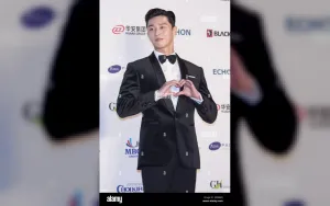 Park Seo Joon Penasaran, Apakah Dia Mirip dengan RM di Video Musik BTS?