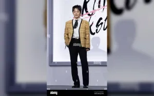 Koo Kyo Hwan Berjuang Wujudkan Mimpinya Jadi Sutradara di 'We Are All Trying Here'