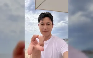 Jung Woo Tampilkan Keteguhan Hati di Poster Film 