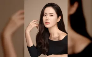 Son Ye Jin Bagikan Foto Manis Bersama Hyun Bin yang Diambil oleh Anak Mereka