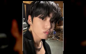 Jungkook BTS Hindari Mic Stand Saat Konser di Meksiko