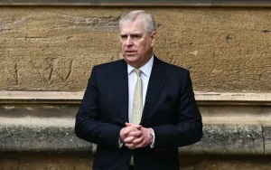 Eks Pangeran Andrew Diteror Pria Bertopeng Saat Berjalan di Sandringham