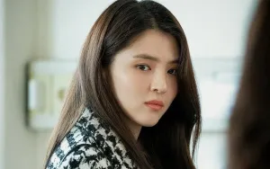 Han So Hee Tampil Memukau dengan Gaya Santai di Seoul