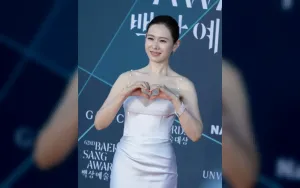 Son Ye Jin Bagikan Momen Manis Bersama Putranya di Pantai