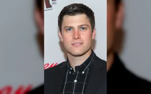 Colin Jost Ceritakan Pengalaman Menjadi Suami Scarlett Johansson