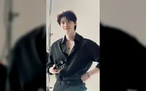Lee Jong-suk Tampil Menawan dengan Foto Fitness di Kolam Renang