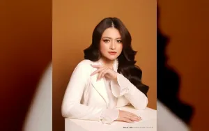 Nathalie Holscher Ajak Adzam Nikmati Pertunjukan Tari Kecak di Bali