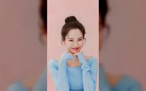 Song Ji Hyo Tampil Berani dengan Gaya No Pants di Foto Terbarunya