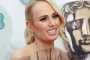 Rebel Wilson Acungkan Jari Tengah Untuk Vladimir Putin Di BAFTA 2022 Imbas Invasi Rusia ke Ukraina