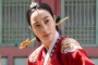 Pakai Hanbok Lengkap, Cara Kim Hye Soo Istirahat di Sela Syuting 'The Queen's Umbrella' Undang Tawa
