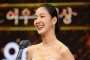Kim Go Eun Bagikan Hadiah untuk Para Stafnya Saat Belanja di Singapura