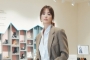 Song Hye Kyo Tetap Tampil Kece Saat Kencan Musim Dingin Bareng Ruby di Pantai