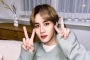 Bukan Sembarang Beliau, Kun WayV Terjun Payung Sambil Promosi Album 'Phantom'