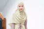 Tanpa Gamis Gombrong, Natasha Rizki Tetap Tampil Kece dengan Celana Jeans Kala Naik Vespa