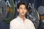 Beda Tinggi Ok Taecyeon 2PM & Pacar saat Keciduk Kencan Bikin Salfok