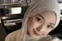 Julia Prastini Dapat Kritikan Usai Ajak Putrinya Pakai Liptint dan Parfum Dewasa