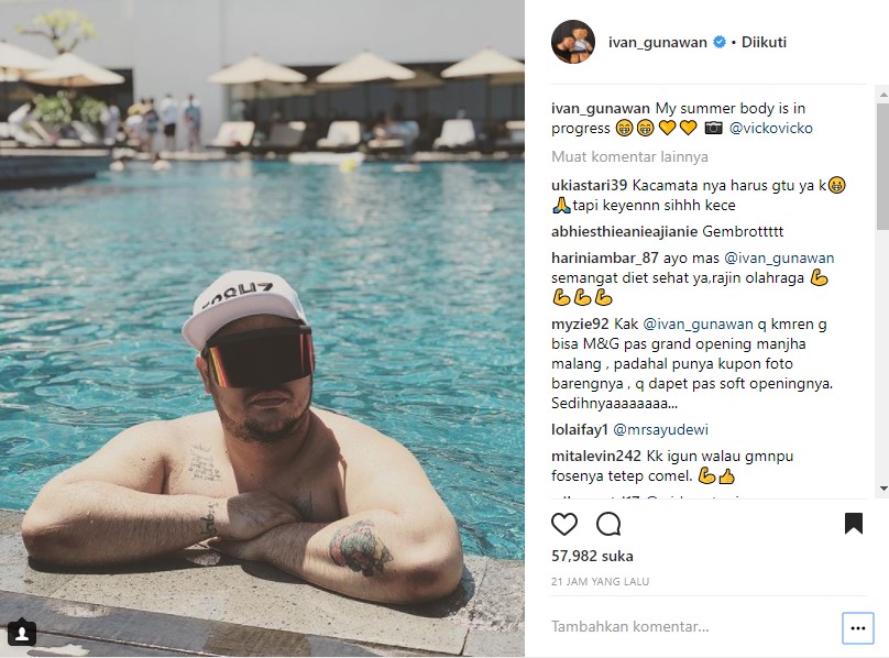 Ivan Gunawan Berpose di Kolam Renang dengan Sunglass Besar dan Topi Putih