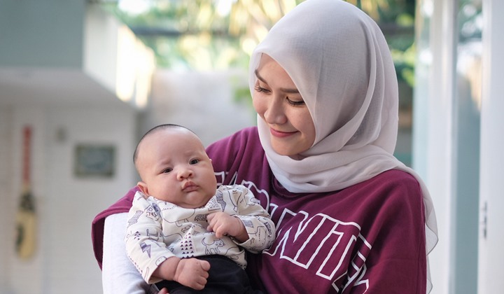 Ajak Keempat Anaknya Berfoto, Ekspresi Syok Bayi Zaskia Mecca Bikin Salfok