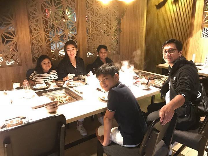 Makan Bersama Satu Meja Meski Sibuk