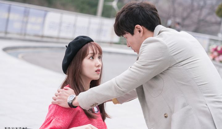 Romantisnya Lee Sung Kyung-Lee Sang Yoon Gandengan Saling Tatap di Poster 'About Time'
