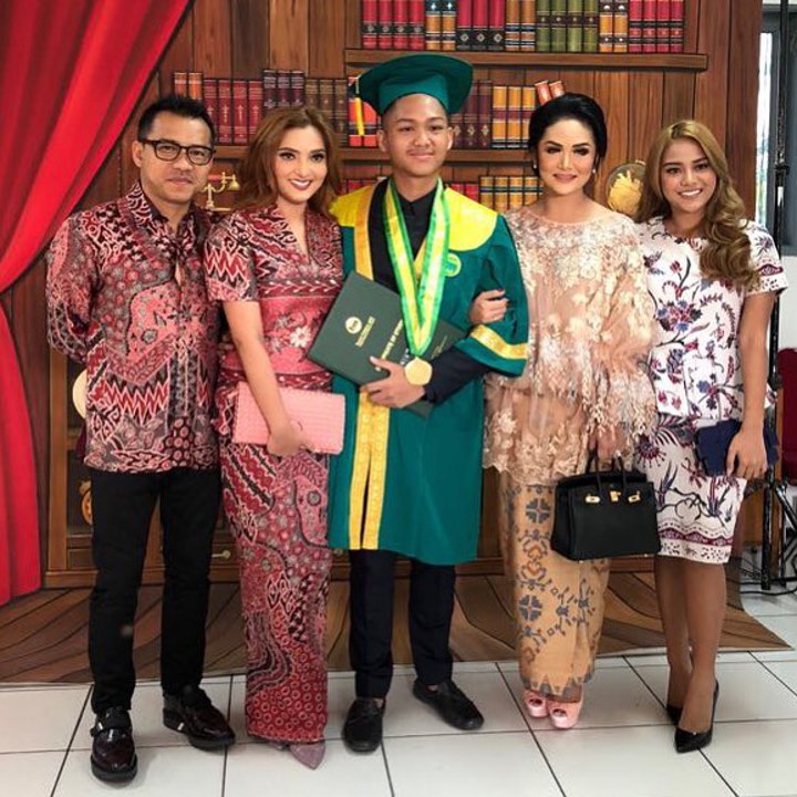 Rumah Tangga Dewi Persik Dikabarkan Retak hingga Jenita Janet Pingsan karena Diganggu Jin