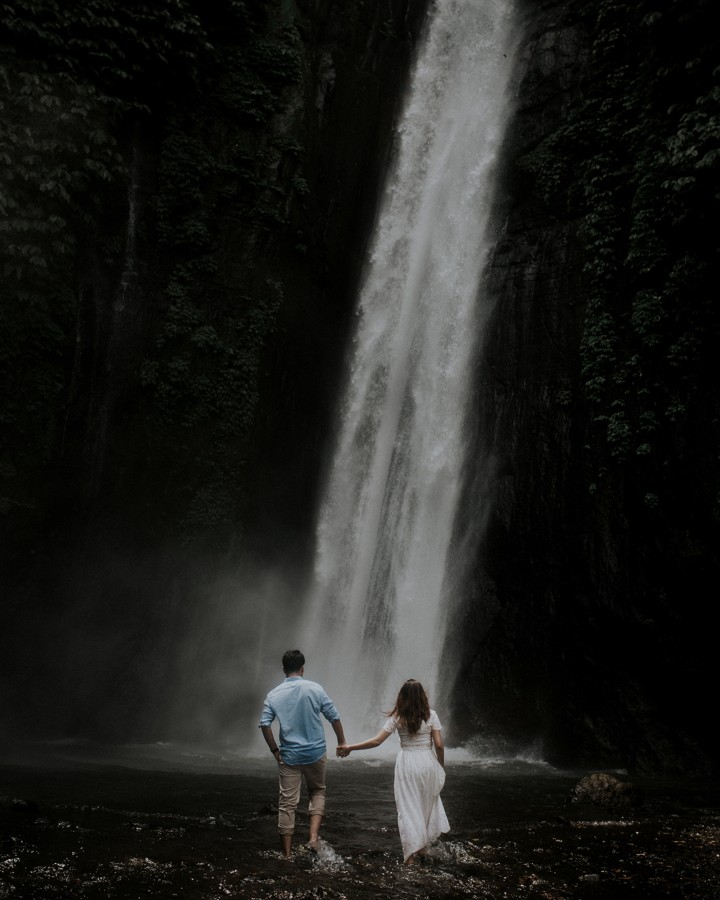 Saling Menggengam di Depan Derasnya Air Terjun