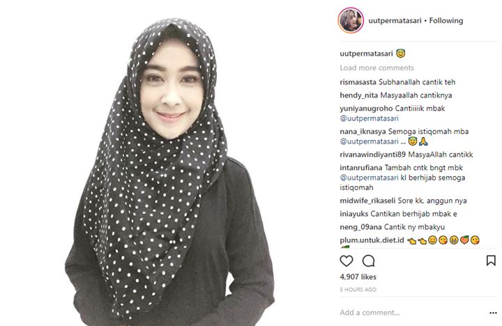 Tampil Cantik Pakai Kerudung Hitam, Uut Permatasari Mirip Umi Pipik?