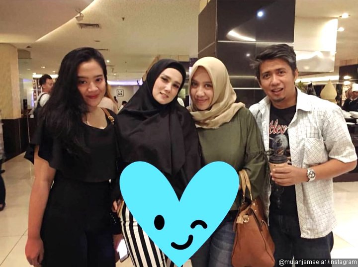Akur Bareng Mantan Suami Ditemani Anak