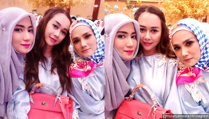 Aura Kasih Ikut Berpose dengan Mulan Jameela