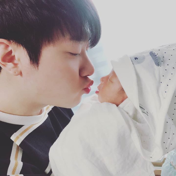 Min Hwan Gemas Hingga Cium Si Kecil