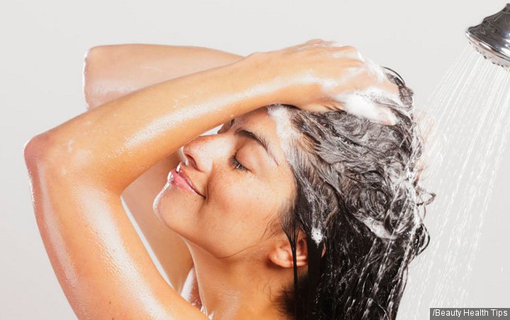 Ingin Tampak Sehat dan Bersinar? Ini 7 Cara Mencuci Rambut yang Benar
