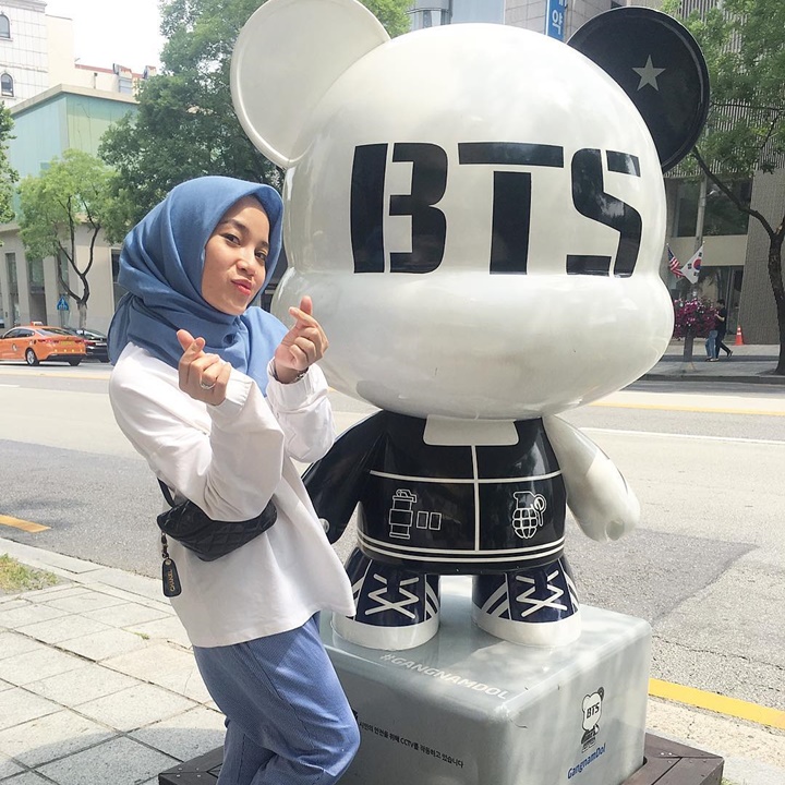 Pose di Depan Patung Boneka BTS 